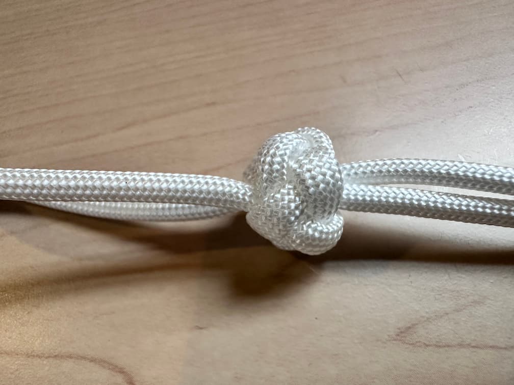Knutty Knotter Diamond knot in white paracord